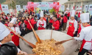 Tết sớm của trẻ vùng cao cùng 'Một triệu bữa cơm có thịt'