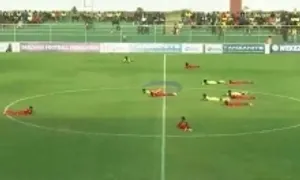 Bầy ong phá trận đấu