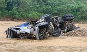 Gần 100 người tìm kiếm tài xế xe đầu kéo bị lũ cuốn ở Quảng Trị